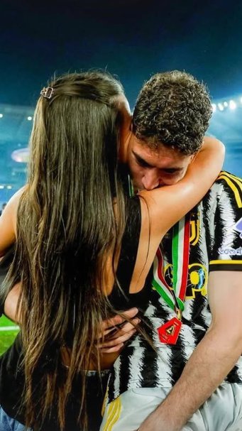LJUBAV JE IPAK POBEDILA! Evo ko je atraktivna devojka Dušana Vlahovića - Poznaju se ceo život, vezu su dugo krili, RASKINULI, pa se nedavno ponovo sre