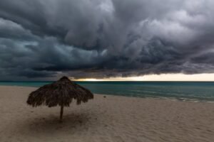 NAČISTO IM PUKLA LETNJA SEZONA! U ovom gradu na Jadranu turisti "jedu samo sir bez ičega na stepenicama"