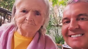 NAKON TEŠKIH DANA, SREĆA U DOMU MILANA MILOŠEVIĆA! Voditelj sa majkom zajedno u bajkovitoj bašti, a ona u roze bademantilu (FOTO)