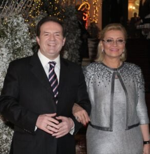 NE MOŽEŠ OD NJE DA OČEKUJEŠ DA TI KUVA PASULJ! Bogoljub Karić OBELODANIO čitavi ISTINU o Jeleni Karleuši!