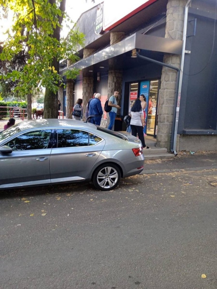 NEVEROVATAN PRIZOR U BEOGRADU! Red ispred prodavnice: Građani poranili da kupuju po jeftinijim cenama (FOTO)