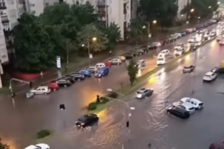 NEVREME KAO BIBLIJSKI POTOP! Nad Čačkom se OTVORILO NEBO i sručilo kišu na ulice