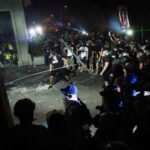 OGLASIO SE DEKAN FILOZOFSKOG FAKULTETA! Policija napadnuta kamenicama i šipkama, zgrada oštećena!