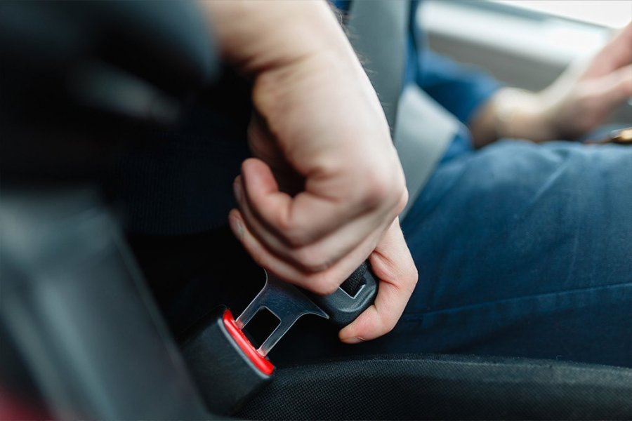 POJAS SPAŠAVA ŽIVOT: Putnici pozadi pretvaraju se u KAMIKAZE pri sudaru!