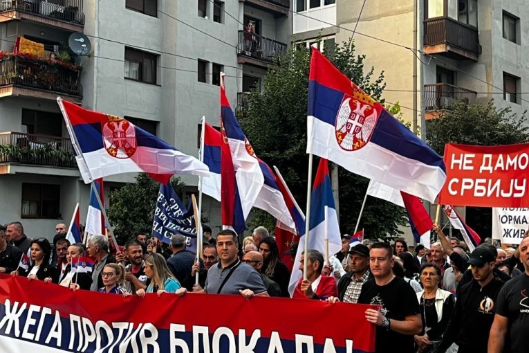 POMERA SE MIRNA ŠETNJA GRAĐANA PROTIV BLOKADERA! Bezbednost poštenih građana koji vole svoju državu je ispred svega!