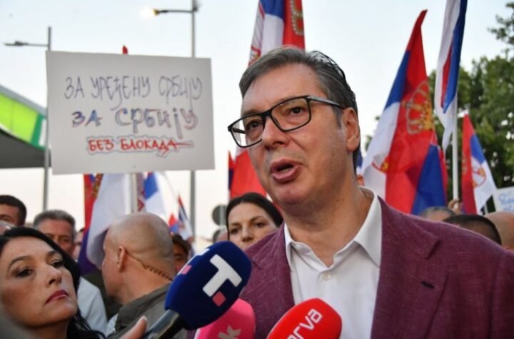 "POZIVAM IH NA DIJALOG": Vučić iz Pekinga poručio da "moramo štititi blokadere, ali i druge od njih"