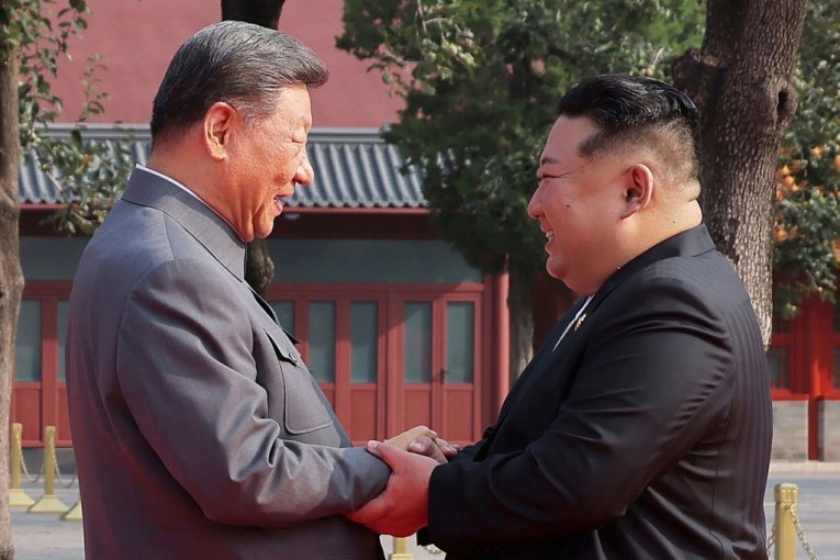 SVET SE TRESE OD OVOG SUSRETA! U Pekingu se sastali Kim Džong Un i Si Đinping - lideri dve velike nuklearne sile razgovarali o OVOME!