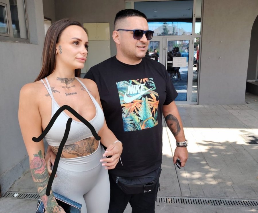 TEODORA IZNAD BUJNIH GRUDI IMA BRUTALNU PORUKU! Delićeva OVIM NATPISOM nikog ne ostavlja ravnodušnim! (FOTO)