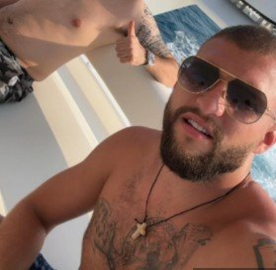 U OVOM IZDANJU GA NIKADA NISMO VIDELI! Veljko Ražnatović se raspištoljio na jahti, A OVAJ DETALJ svi komentarišu! (FOTO)