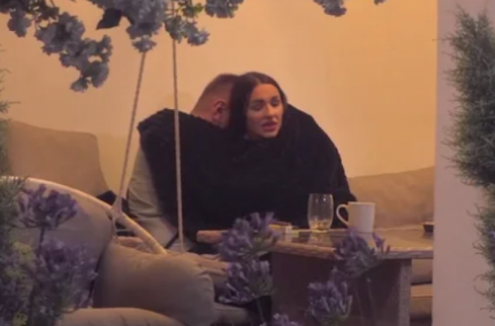 U STRAHU ZBOG SNIMAKA VRELE AKCIJE SA JANJUŠEM! Učesnica "Elite" zapomaže na sav glas, ovo će razoriti njenu porodicu!