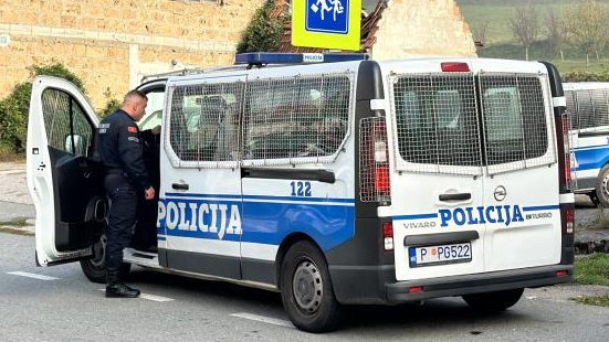 UPUCANA DEVOJKA U BUDVI! Ispaljeni hici sa motora, policija preplavila mesto napada