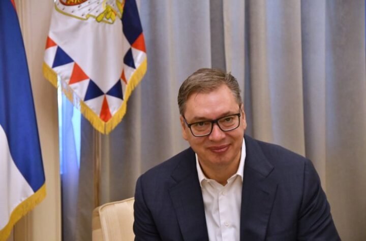 UŽIVO VUČIĆ I LONČAR URUČUJU UGOVORE O RADU: Prijem za 18 medicinskih radnika koji su se vratili u Srbiju