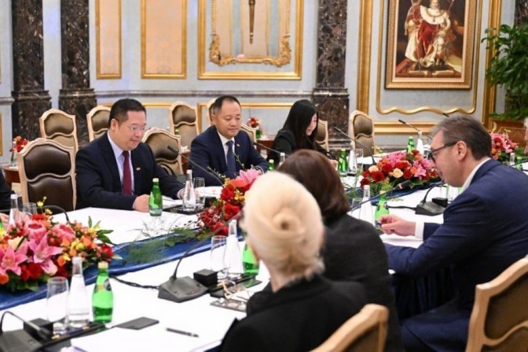 "VELIKO INTERESOVANJE ZA POSLOVANJE I INVESTIRANJE U SRBIJI!" Vučić se sastao sa predstavnicima kompanije Guangdong Hongda u Pekingu! (FOTO)