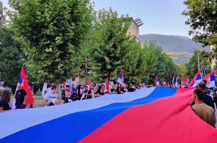VRANJANCI RAZVILI ZASTAVU DUGU 100 METARA: Građani ustali protiv blokada! (FOTO)