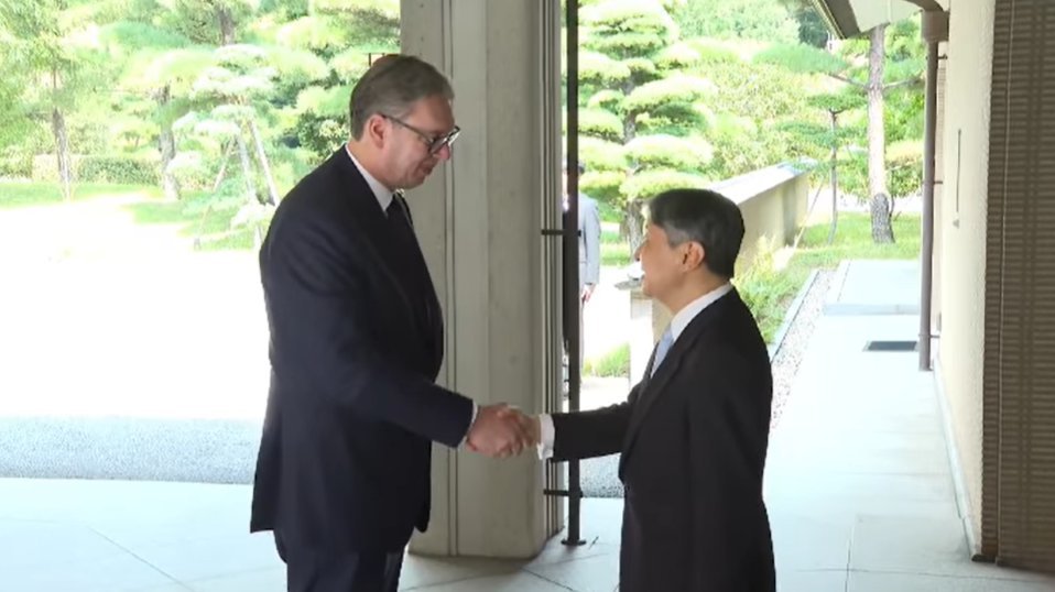 VUČIĆU UPRILIČENA JEDINSTVENA CEREMONIJA DOLASKA U CARSKU PALATU U TOKIJU Predsednik se vozio u carskom automobilu, pozvao Naruhita da poseti Srbiju (