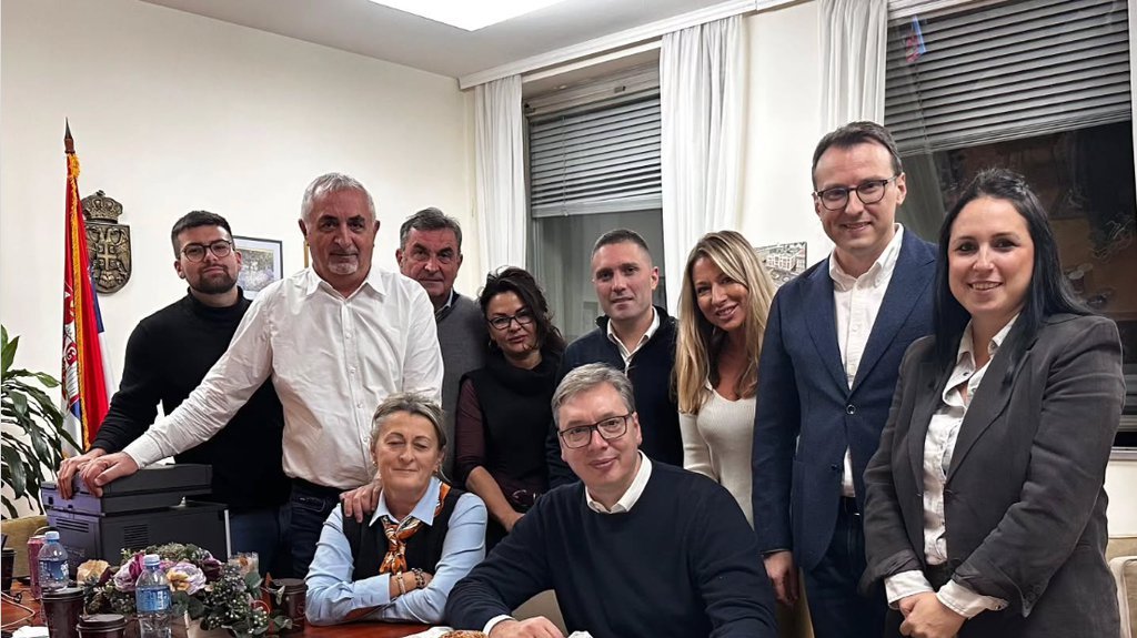 'JOŠ JEDNA POBEDA' Vučić objavio fotografiju sa saradnicima i poručio: Čestitam Srpskoj listi i našim vrednim ljudima u Kancelariji za Kosovo i Metohi