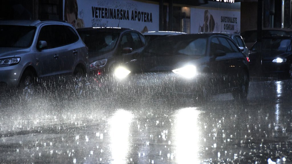 AMSS: Oprez zbog kiše, niska oblačnost otežava vidljivost