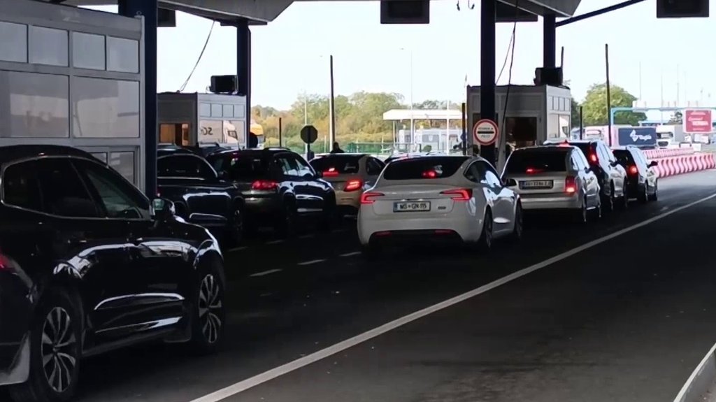 AMSS: Teretnjaci na Batrovcima čekaju dva sata, na prelazu Sremska Rača sat vremena