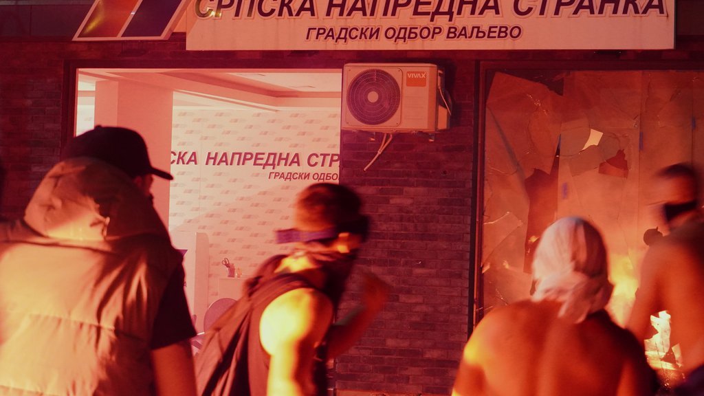 Blokaderi, da li vi žalite ili slavite? Svake večeri organizuju ulične žurke povodom godišnjice pada nadstrešnice?!