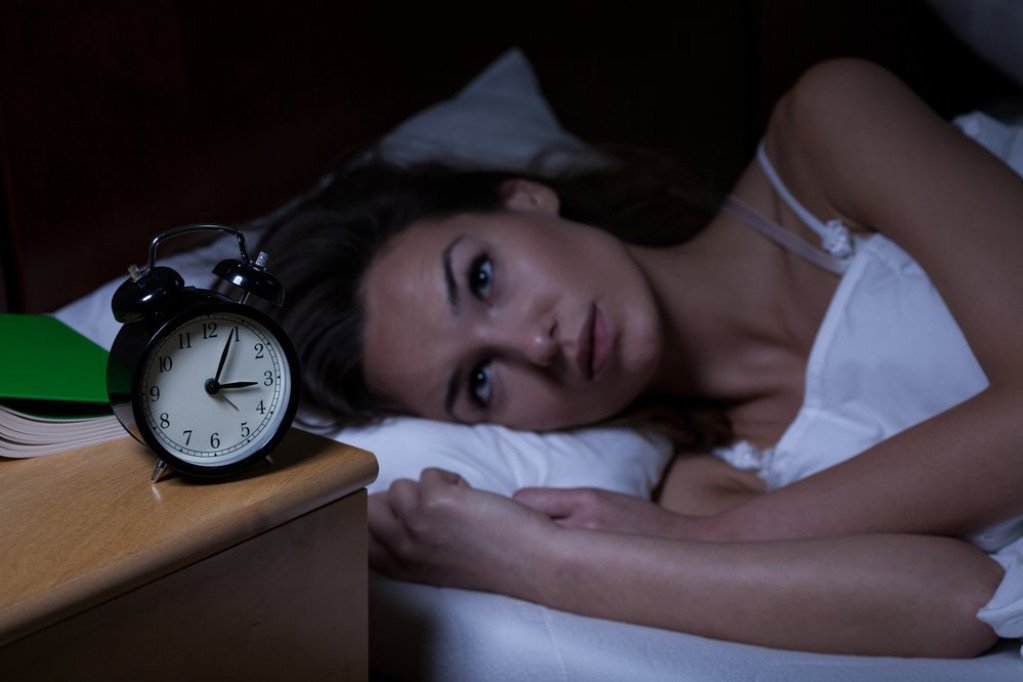 DA LI ĆEMO U NEDELJU SPAVATI SAT DUŽE ILI KRAĆE? Počinje zimsko računanje vremena, a EVO šta to znači!