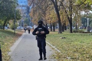 Gore šatori kod Skupštine Srbije: Sumnja se da je ovo uzrok! (FOTO)