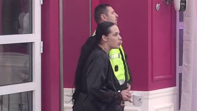 HAOS U CIK ZORE! Obezbeđenje uletelo zbog Luksa, namerno doveo Saru do ludila, ona zaurlala: Klošaru, ja bar imam dete, ti nemaš ni kučeta ni mačeta!