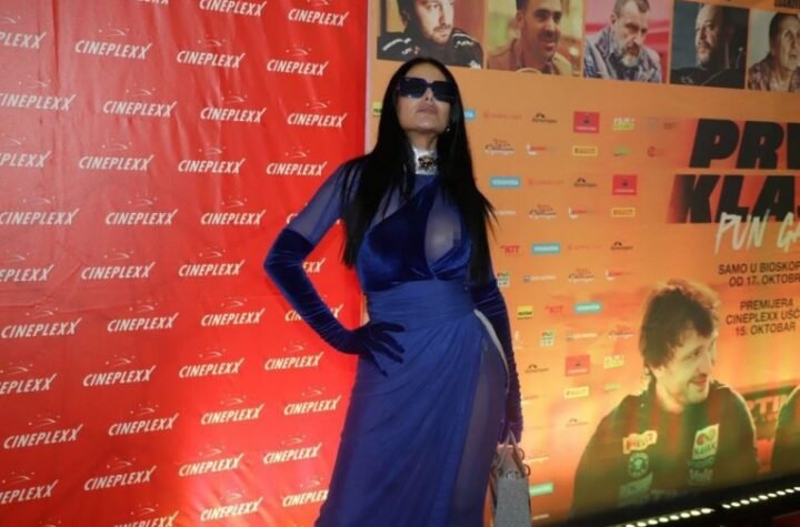 INDI, ŠTA JE OVO?! Pevačica u nikad PROVOKATIVNIJEM izdanju, grudi KIPTE iz haljine - dekolte do pupka pokazao sve! (GALERIJA)