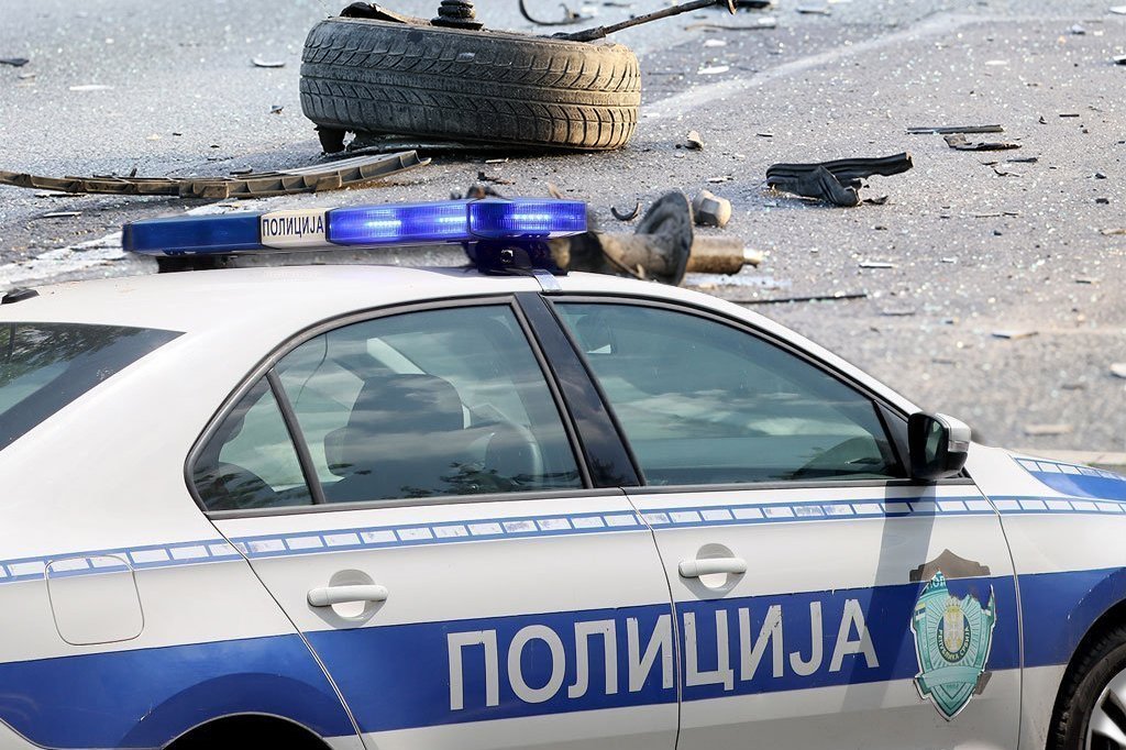 JEZIV SUDAR KOD OSTRUŽNICE! Automobil potpuno smrskan! (FOTO)