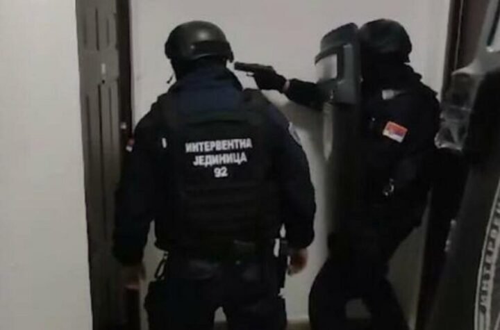JOŠ JEDNO VELIKO HAPŠENJE U OBRENOVCU! Policija upala u stambeni objekat i naletela na ČITAV ARSENAL!