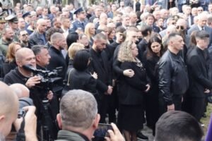 KO JE MISTERIOZNA ŽENA IZ PRVOG REDA NA SAHRANI GENERALA? Lepa voditeljka DECENIJE PROVELA U ILEGALI, a Pavkoviću je rodila SINA!
