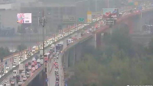 KOLAPS U BEOGRADU, KOLONE VOZILA NA SVE STRANE: Zbog pucanja vodovodne cevi, izmenjeno nekoliko autobuskih linija