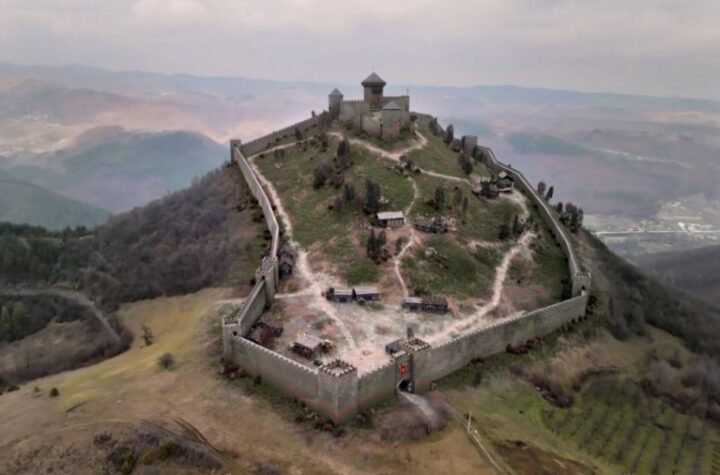KOZNIK - MOĆNO UTVRĐENJE SRPSKIH VELIKAŠA NA EPSKOM POLOŽAJU: "Izgubljeni gradovi Balkana" vas vode u srednjovekovni grad iz 14. veka!