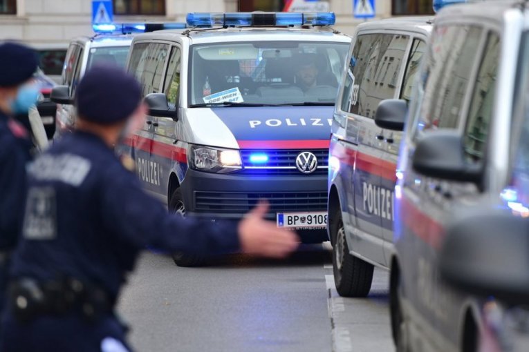 KRVAVO VEČE ISPRED RESTORANA U CENTRU GRADA: Tinejdžer posle svađe i prozivke izbo muškarca u pratnji dvoje prijatelja!