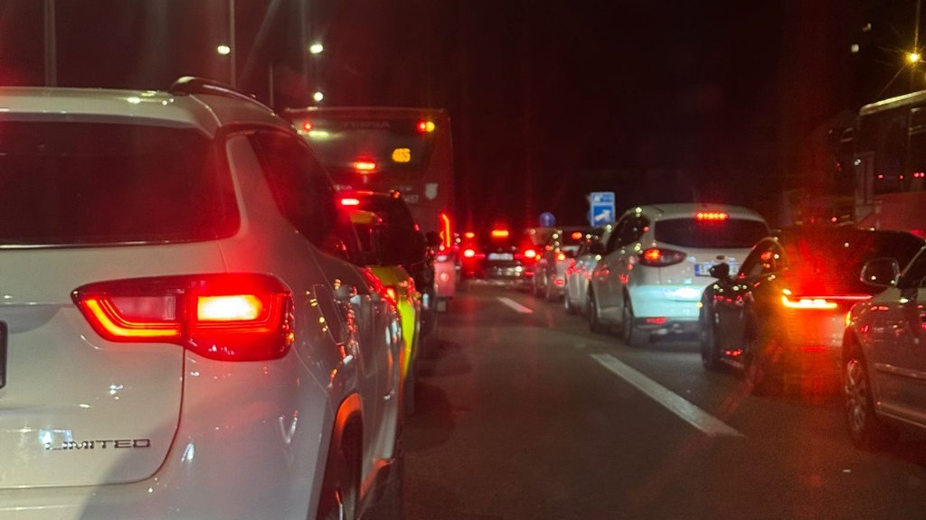 Kilometarska kolona ka Beogradu: Radovi, nezgoda i povratak sa vikenda stvorili haos na auto-putu!