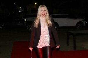 MILICA TODOROVIĆ TRUDNA PEVALA POD ŠATOROM! Prvi snimak pevačice na javnom skupu – OVAJ DETALJ SVI KOMENTARIŠU!