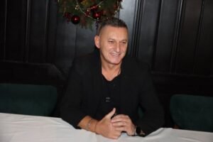 NAPADNUT ŠAKO POLUMENTA! Estradni rat sa Emirom izmakao kontroli - HAOS U JAVNOSTI!