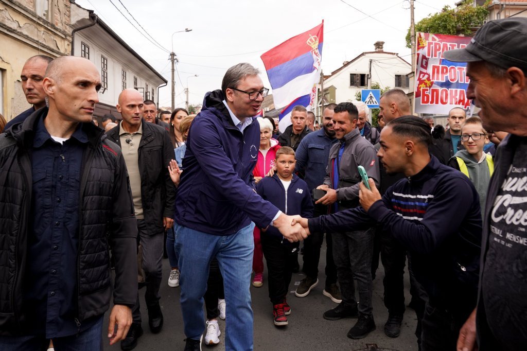 "NEMA LEPŠEG MESTA OD SRBIJE" Vučić objavio fotografiju sa skupa građana protiv blokada