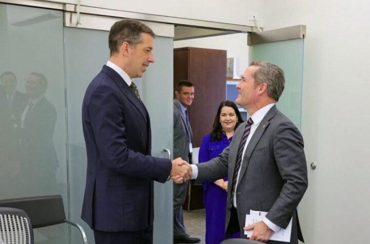 "NOVA ADMINISTRACIJA SAD IMA SLUHA I SIMPATIJA ZA SRBIJU" Ministar Đurić razgovarao sa Majklom Volcom