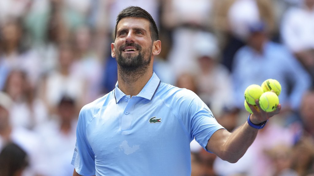 NOVAK ĐOKOVIĆ SE PLASIRAO U POLUFINALE MASTERSA U ŠANGAJU! Srbin se ponovo mučio sa povredom, pa srušio nezgodnog Belgijanca i zakazao okršaj sa anoni