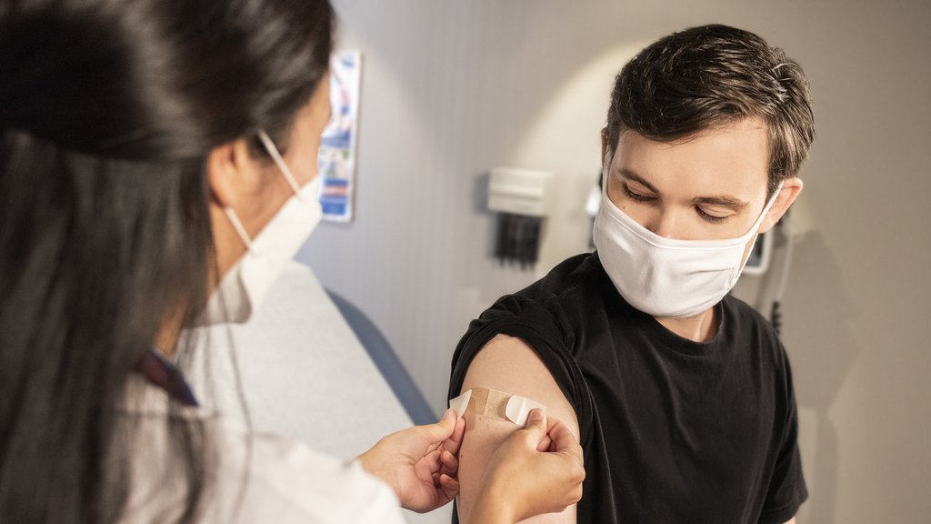 NOVI VIRUS SE MUNJEVITO ŠIRI SRBIJOM: Svi imaju četiri SIMPTOMA - krene kao kijavica, a završi se danima u krevetu
