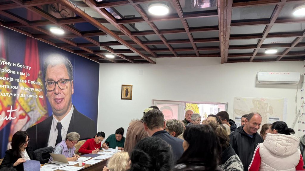 OGROMNA PODRŠKA GRAĐANA: Redovi za potpisivanje za listu Aleksandra Vučića u Sečnju (FOTO)