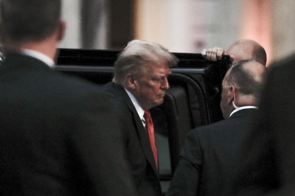 Otkriveno sumnjivo postolje na drvetu sa kog se DIREKTNO CILJA Donald Tramp! Oblik podseća na...