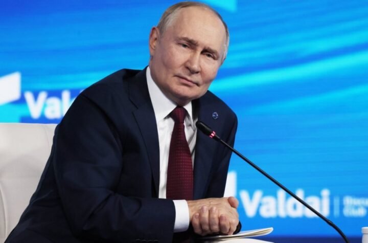 PREDSEDNIK INDONEZIJE MU SVIRAO NA GITARI, SLAVIO I NA HOKEJAŠKOJ UTAKMICI! Evo kako Vladimir Putin provodi svoj rođendan - danas najmoćniji čovek sveta puni 73 godine!
