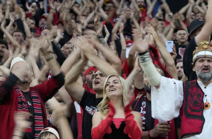 SKANDALOZNE SCENE U TETOVU: Albanski navijači na uvredljiv način slavili pobedu u Leskovcu