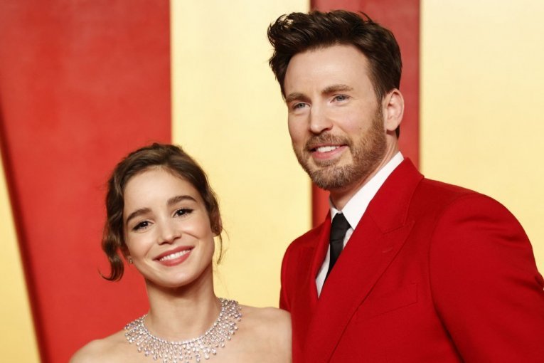 SLAVNI GLUMAC POSTAO OTAC! Deset godina mlađa lepotica mu rodila dete!