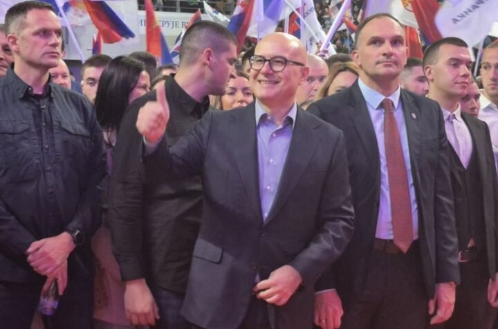 SRBIJA MASOVNO PORUČILA DA HOĆE NORMALAN ŽIVOT: Lider SNS Miloš Vučević u Požarevcu na skupu protiv blokada