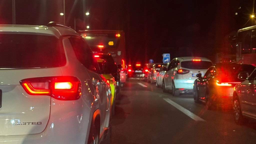 ŠTA SE DEŠAVA NA PUTEVIMA U SRBIJI? Oglasio se AMSS: Zbog ove dve pojave vozačima se savetuje poseban oprez