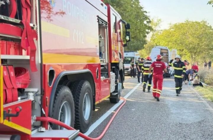 STRAVIČAN SUDAR AUTOBUSA I AUTOMOBILA! Više od deset ljudi povređeno!