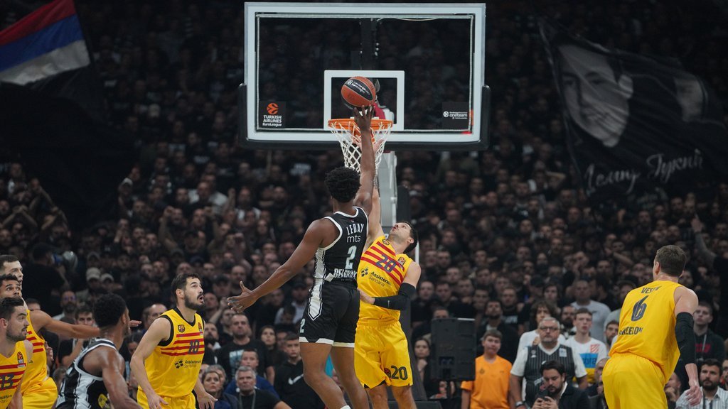 TRAGEDIJA PARTIZANA: Barselona slavila u grotlu Arene trojkom Klajburna sa pola terena