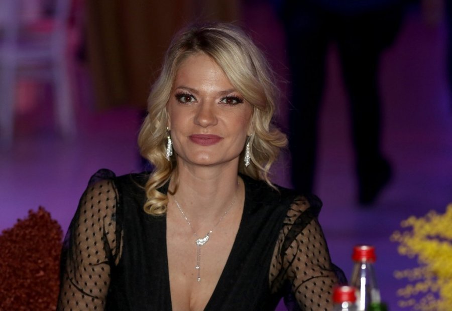 UDALA SE GLUMCA SERIJE "VOJNE AKADEMIJE"! Zablistala u belo haljini, izgleda koa grčka boginja!